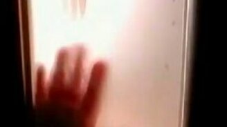 Девочка моет дверь - смотреть видео (1:18)