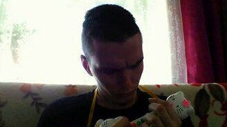 Небольшой шедевр на игрушечной гитаре - смотреть видео (0:44)