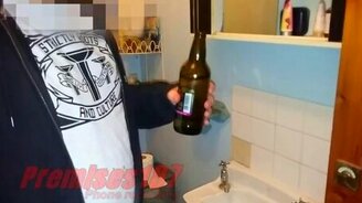 Как выбить дно у стеклянной бутылки - смотреть видео (0:43)