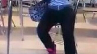 Чуть не уснула сидя - смотреть видео (0:06)