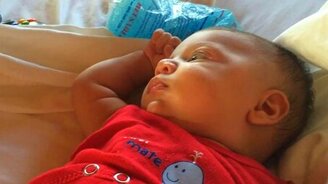 Кошка смотрит на малыша - смотреть видео (0:12)