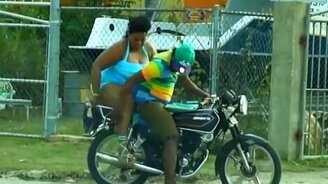 Пассажирка-бегемотик - смотреть видео (0:56)