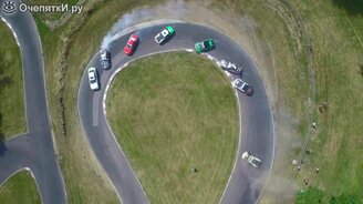 Слаженный дрифт 12 автомобилей - смотреть видео (1:18)