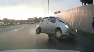 Матиз завалился на тротуар - смотреть видео (0:22)