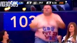 Безумный мужик на трибуне - смотреть видео (0:57)