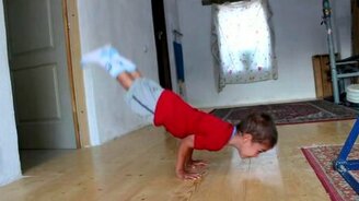 Отжимания под 90 градусов от мальчугана - смотреть видео (1:39)