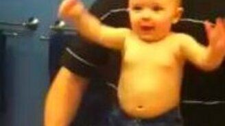 Малыш и его папа показывают мышцы - смотреть видео (0:22)