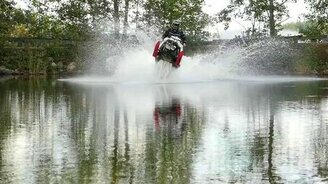 Экстрим: по воде на снегоходе - смотреть видео (1:34)