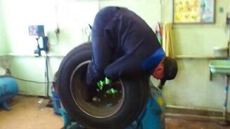 Аттракцион шиномонтажника - смотреть видео (0:49)