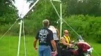 Кто откусит, тот и победил - смотреть видео (1:04)