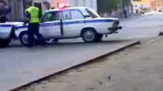 Разбил ментов в пух и прах - смотреть видео (0:20)