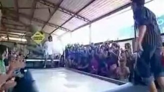 Бегают по глади бассейна - смотреть видео (4:03)