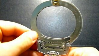 Как устроены наручники - смотреть видео (5:29)