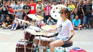 Ловкая азиатская барабанщица - смотреть видео (3:55)