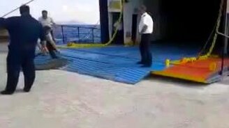 Суровая греческая переправа - смотреть видео (1:33)