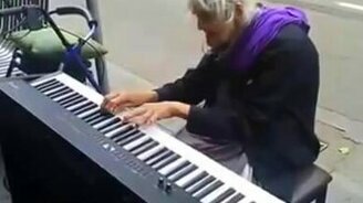 Пожилая пианистка - смотреть видео (5:43)