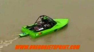 Виртуоз за рулём катера - смотреть видео (2:03)