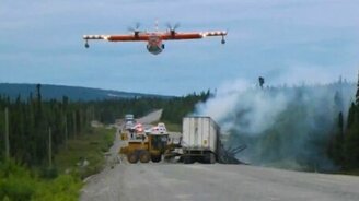 Зрелищное тушение с самолёта - смотреть видео (0:42)