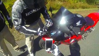 Номерной знак прилетел в мотоцикл - смотреть видео (0:43)