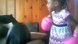 Маленькая суровая боксёрша - смотреть видео (0:18)