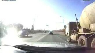 В миллиметре от аварии - смотреть видео (0:30)