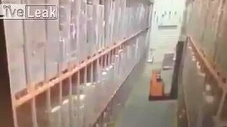 Потянул не ту коробку - смотреть видео (0:41)