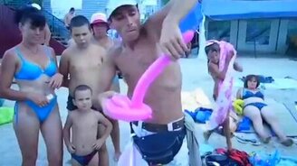 Шустрый продавец фигурок из воздушных шариков - смотреть видео (3:59)