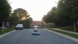 Слалом на надувном матрасе - смотреть видео (1:10)