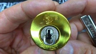 Очень необычный замок - смотреть видео (3:30)