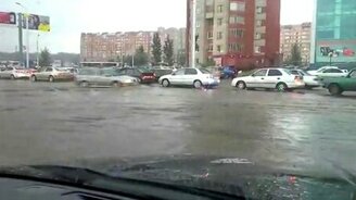 Парень на каяке на автодороге - смотреть видео (1:43)