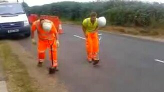 Неудачный трюк от дорожников - смотреть видео (0:09)