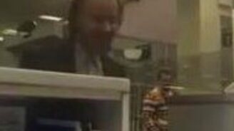 Непонятливый клиент в банке - смотреть видео (2:53)