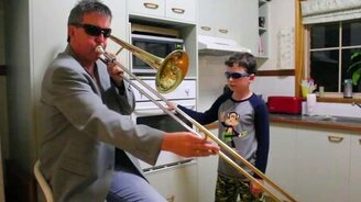 Смешной дуэт отца и сына - смотреть видео (0:15)