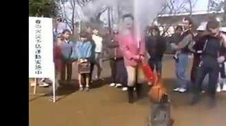Японка против огнетушителя - смотреть видео (0:38)