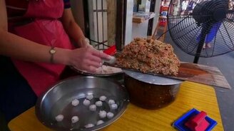 Как надо лепить пельмени - смотреть видео (0:17)