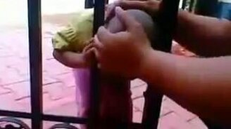 Малыш головй застрял в воротах... - смотреть видео (1:18)