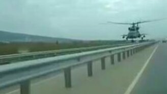 Вертолёт пролетает над самой трассой - смотреть видео (0:15)