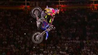 Отличный и сложный трюк мотоциклиста - смотреть видео (0:50)