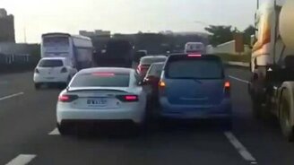 Два дурака на полосе встретились - смотреть видео (1:38)