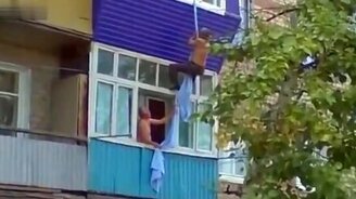 Неудача балконного мужика - смотреть видео (0:24)