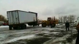 Экскаватор перевернул фуру - смотреть видео (0:15)