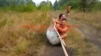 На ванне по бездорожью - смотреть видео (2:21)