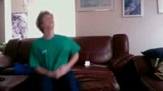 Получил в глаз своим же телефоном - смотреть видео (0:26)