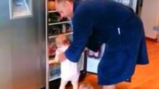 Двойняшки атакуют холодильник - смотреть видео (1:27)