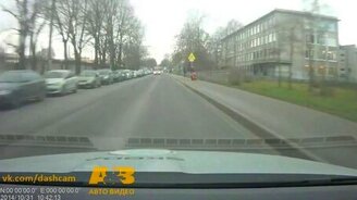 Водитель умело ушёл от столкновения - смотреть видео (0:18)