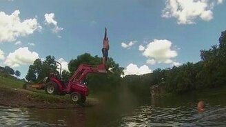 Неудачный прыжок с ковша - смотреть видео (0:25)