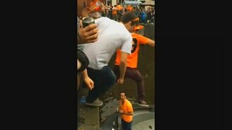 Два чудака прыгают в лодку - смотреть видео (0:35)