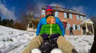 Первые снежные развлечения в жизни - смотреть видео (0:30)