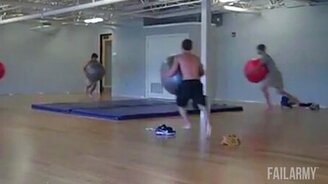 Эпичные и глупые неудачи с гимнастическим мячом - смотреть видео (3:53)
