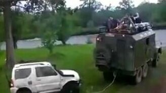 Захватывающий переезд через бурную реку - смотреть видео (4:03)